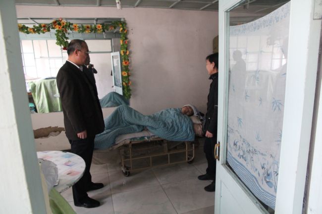  看望困難群眾李群