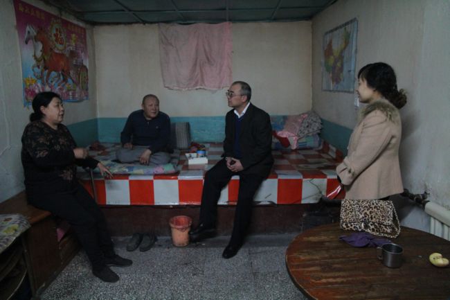  看望老黨員馬桂蘭