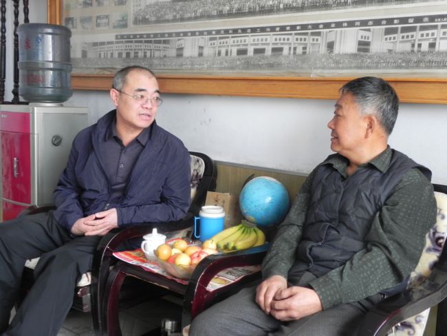  張馨（左一）看望全國勞動模范任殿祥（左二）