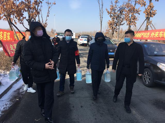 長春市檢察院馬寧（右三）籌集防疫物資送到勸農(nóng)山鎮(zhèn)蓮花印象小區(qū)