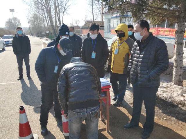 李銳（右四）到四家鄉(xiāng)卡點(diǎn)摸排情況