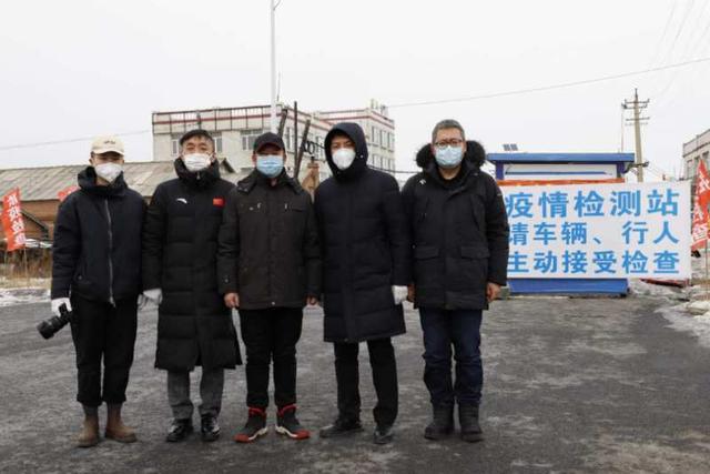 梁慧（左三）和邵曄（左四）在泉眼鎮(zhèn)卡點(diǎn)組織宣傳拍攝